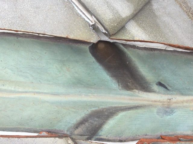 播磨町の谷板金の錆と変色